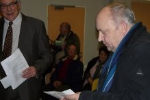 Un ch�que a �t� remis au P�re Chanu pour la vente de prie dieu