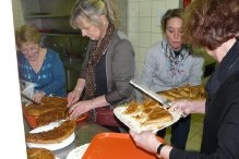 Les b�n�voles de la commune ont pr�par� les galettes