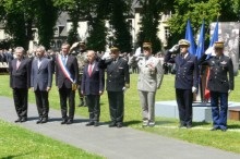Le Ministre de lIntérieur, Bernard Cazeneuve et le Préfet, Michel Lalande entourés des personnalités pendant la cérémonie
