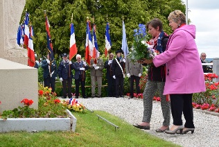 Dépôt de gerbes par les Anciens Combattants et les familles Dépôt de gerbes par les Anciens Combattants et les familles