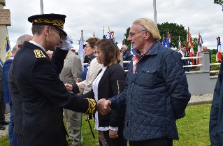 Le Sous Préfet salue le fils de Raymond Abdon seul survivant du groupe en juin 44 Le Sous Préfet salue le fils de Raymond Abdon seul survivant du groupe en juin 44