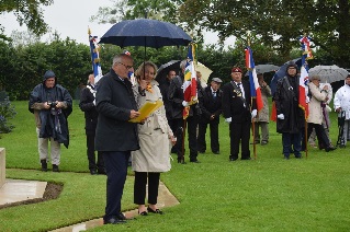 Malgré le mauvais temps, le maire, Frédéric Loinard, a réuni plusieurs personnes à la cérémonie Malgré le mauvais temps, le maire, Frédéric Loinard, a réuni plusieurs personnes à la cérémonie