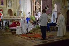 Le servant de la messe et deux enfants de choeur sinclinent � leur tour