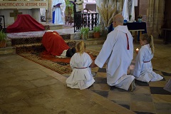 Le pr�tre est allong� sur le sol en signe dall�geance