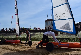 Le manque de vent a oblig� les concurrents � pousser les chars au d�marrage