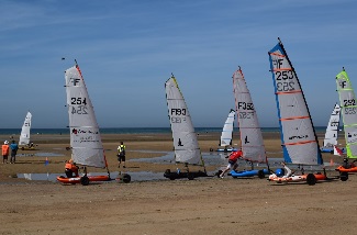 Les concurrents samassent au premier virage