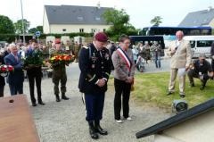 Dépôt de gerbe par le Major Strong et Valérie Blandin Dépôt de gerbe par le Major Strong et Valérie Blandin