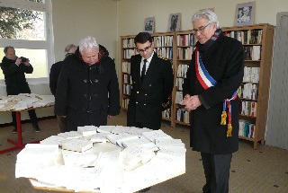 Le maire et le Sous-Préfet découvrent les ouvrages qui seront prêtés au public Le maire et le Sous-Préfet découvrent les ouvrages qui seront prêtés au public