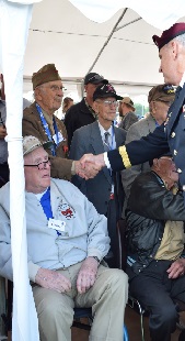 Un G�n�ral am�ricain salue les V�t�rans