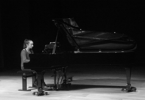 La jeune Oriane Perrin au piano La jeune Oriane Perrin au piano