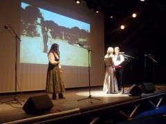 Cosette (Marine Couf-Georges) et Marius (Rémi Bocquet) sur scène Cosette (Marine Couf-Georges) et Marius (Rémi Bocquet) sur scène