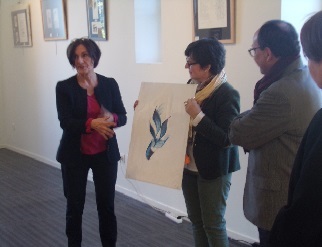 Fabienne Coulon explique son oeuvre au maire Fabienne Coulon explique son oeuvre au maire