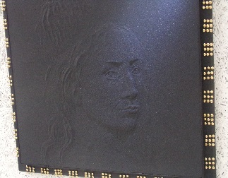 Des portraits se dévoilent selon la lumière et le point de vue Des portraits se dévoilent selon la lumière et le point de vue