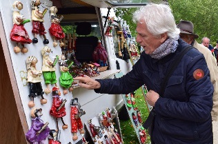 Gérard Lenorman sest intéressé à tous les stands Gérard Lenorman sest intéressé à tous les stands
