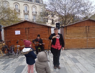 La troupe Hoops devant leurs jeunes admirateurs La troupe Hoops devant leurs jeunes admirateurs