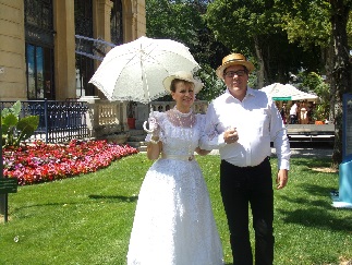 Un couple Belle Epoque face au théâtre Un couple Belle Epoque face au théâtre