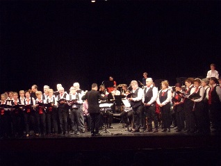 L'ensemble des participants interprétant Nabucco L'ensemble des participants interprétant Nabucco